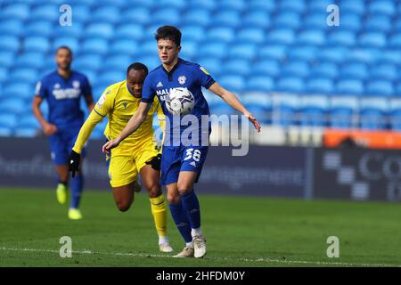 Cardiff, Royaume-Uni.15th janvier 2022.Perry NG de Cardiff City en action (r).Match de championnat EFL Skybet, Cardiff City et Blackburn Rovers au Cardiff City Stadium de Cardiff, pays de Galles, le samedi 15th janvier 2022. Cette image ne peut être utilisée qu'à des fins éditoriales.Utilisation éditoriale uniquement, licence requise pour une utilisation commerciale.Aucune utilisation dans les Paris, les jeux ou les publications d'un seul club/ligue/joueur. photo par Andrew Orchard/Andrew Orchard sports Photography/Alamy Live News crédit: Andrew Orchard sports Photography/Alamy Live News Banque D'Images