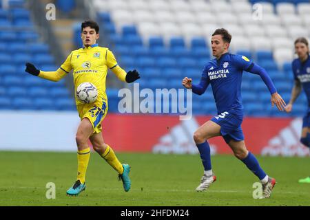 Cardiff, Royaume-Uni.15th janvier 2022.John Buckley de Blackburn Rovers (l) en action.Match de championnat EFL Skybet, Cardiff City et Blackburn Rovers au Cardiff City Stadium de Cardiff, pays de Galles, le samedi 15th janvier 2022. Cette image ne peut être utilisée qu'à des fins éditoriales.Utilisation éditoriale uniquement, licence requise pour une utilisation commerciale.Aucune utilisation dans les Paris, les jeux ou les publications d'un seul club/ligue/joueur. photo par Andrew Orchard/Andrew Orchard sports Photography/Alamy Live News crédit: Andrew Orchard sports Photography/Alamy Live News Banque D'Images