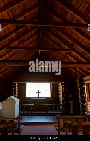 Intérieur de la chapelle de la Transfiguration, curch épiscopal à Jackson Hole, Wyoming, en mai, vertical Banque D'Images