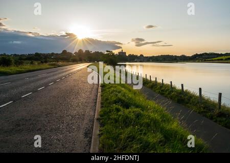 La route en avant - Une photo au coucher du soleil de la route vers Warkworth de l'Able, Northumberland Banque D'Images