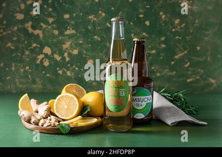 Bouteilles de kombucha frais avec ingrédients sur la table Banque D'Images
