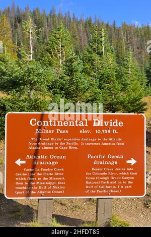 Nature pittoresque d'automne le long de l'autoroute 34 / chemin Trail Ridge en direction de la ligne de partage continentale (10'759 pieds d'altitude), Grand County CO Banque D'Images