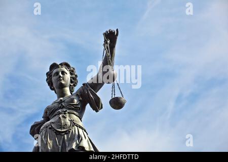 Statue de Dame Justice en face de l'Romer à Francfort - Allemagne Banque D'Images