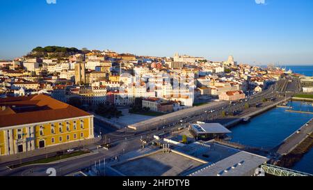 Vue aérienne sur le district d'Alfama, Lisbonne, Portugal.Panthéon national et cathédrale de Lisbonne en arrière-plan. Banque D'Images