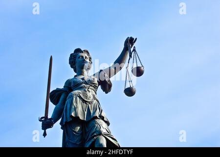 Statue de Dame Justice en face de l'Romer à Francfort - Allemagne Banque D'Images