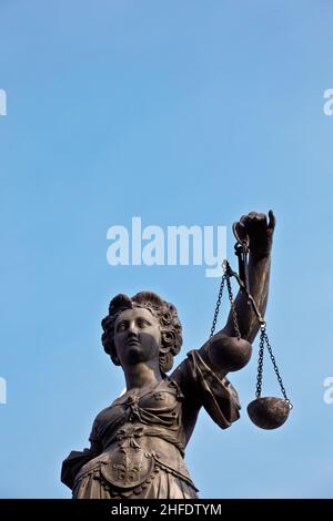 Statue de Dame Justice en face de l'Romer à Francfort - Allemagne Banque D'Images