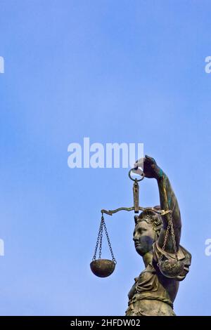 Statue de Dame Justice en face de l'Romer à Francfort - Allemagne Banque D'Images