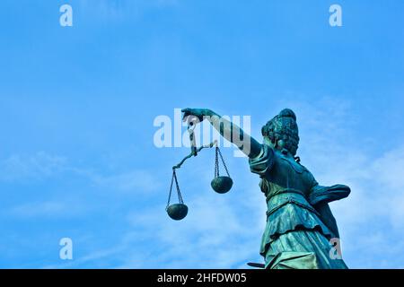 Statue de Dame Justice en face de l'Romer à Francfort - Allemagne Banque D'Images