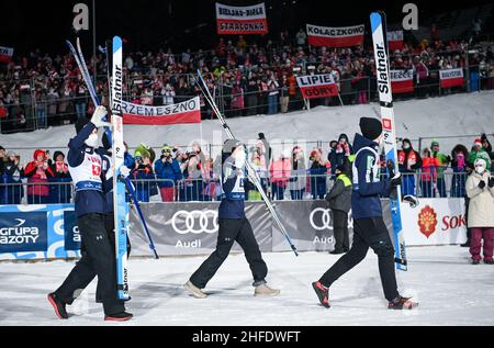 Zakopane, Pologne.15th janvier 2022.L'équipe de Slovénie se fête après la grande compétition d'équipe masculine à la coupe du monde de saut à ski à Zakopane, en Pologne, le 15 janvier 2022.Crédit: Rafal Oleksiewicz/Xinhua/Alay Live News Banque D'Images
