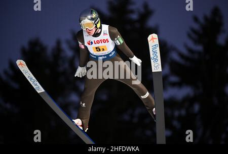 Zakopane, Pologne.15th janvier 2022.Timi Zajc, de Slovénie, participe à la compétition de l'équipe masculine de grande colline à la coupe du monde de saut à ski à Zakopane, en Pologne, le 15 janvier 2022.Crédit: Rafal Oleksiewicz/Xinhua/Alay Live News Banque D'Images