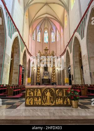 Cathédrale Basilique de l'Assomption de la Sainte Vierge Marie et Saint-Adalbert à Gniezno, Pologne. Banque D'Images