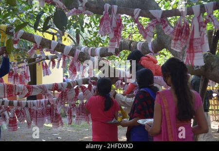 Guwahati, Guwahati, Inde.15th janvier 2022.Les dévotés lient le gomacha assamois dans l'arbre banayen le premier jour du mois Saint assamois au temple de Garakhiya Goshai à Sorhog dans le district de Barpeta d'Assam Inde le samedi 15th janvier 2022.croyance ancienne que le fianlage du gomacha dans l'arbre banayen accomplissent tous les rêves des dévotés (Credit image:© Dasarath Deka/ZUMA Press Wire) Banque D'Images