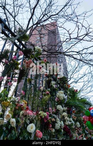 Bronx, New York, États-Unis.14th janvier 2022.Un monument commémoratif de fortune pour les familles de Twin Parks North West Building dans le Bronx où 17 personnes, dont 8 enfants, ont été tuées par un incendie de cinq alarmes.(Image de crédit : © Steve Sanchez/Pacific Press via ZUMA Press Wire) Banque D'Images