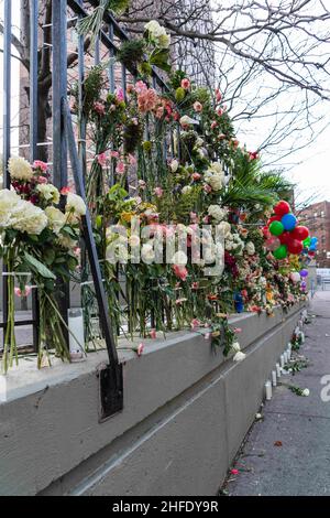 Bronx, New York, États-Unis.14th janvier 2022.Un monument commémoratif de fortune pour les familles de Twin Parks North West Building dans le Bronx où 17 personnes, dont 8 enfants, ont été tuées par un incendie de cinq alarmes.(Image de crédit : © Steve Sanchez/Pacific Press via ZUMA Press Wire) Banque D'Images