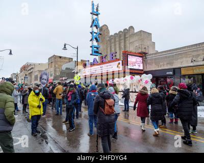 Oak Park, Illinois, États-Unis.15th janvier 2022.Le lieu de naissance de la regrettée Betty White fête sa mémoire deux jours avant son anniversaire de 100th.Une foule se rassemble à l'extérieur du Lake Theatre. Banque D'Images