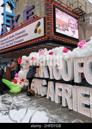 Oak Park, Illinois, États-Unis.15th janvier 2022.Le lieu de naissance de la regrettée Betty White fête sa mémoire deux jours avant son anniversaire de 100th.Un travailleur ajoute une touche finale à un écran de lecture, « Merci d'être un ami », le titre de la chanson à thème de l'émission télévisée Golden Girls. Banque D'Images