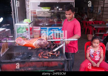 Cruauté envers les animaux, l'homme cambodgien aboyant de la viande de chien dans un restaurant local, Steung Meanchey, Phnom Penh, Cambodge. © Kraig Lieb Banque D'Images