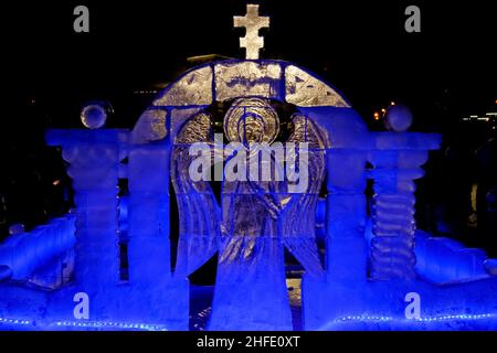 Sculpture sur glace.Ange avec ailes.La Fête de l'Epiphanie.Les gens se baignent dans le trou de glace. Banque D'Images