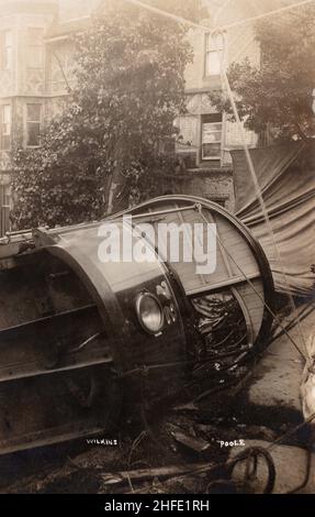 Tramway n° 72 sur le côté, 1 mai 1908 accident de tramway, Bournemouth England, Wilkins photo,ancienne carte postale. Banque D'Images