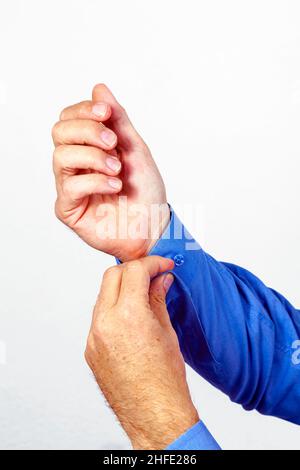 modèle homme bouton sur sa chemise noire. Banque D'Images