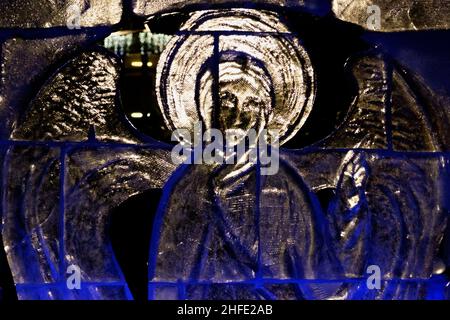 Sculpture sur glace.Ange avec ailes.La Fête de l'Epiphanie.Les gens se baignent dans le trou de glace.Fermer-pu Banque D'Images