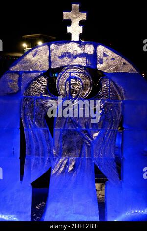 Sculpture sur glace.Ange avec ailes.La Fête de l'Epiphanie.Les gens se baignent dans le trou de glace.Verticale Banque D'Images