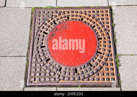 Une couverture de trou d'homme dans la rue pour entrer dans la canalisation Banque D'Images