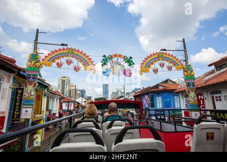 Le bus touristique à toit ouvert se déplace le long de la rue du patrimoine de Little India à Singapour.Janvier 2022. Banque D'Images