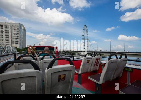 Voyager sur un bus à impériale à toit ouvert qui peut voir tout le paysage au large de Singapore Flyer. Banque D'Images