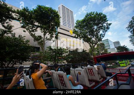 Circuit en bus à toit ouvert, contourner le centre commercial Lucky Plaza le long de la partie d'Orchard Road, un paradis populaire de shopping touristique.Singapour. Banque D'Images