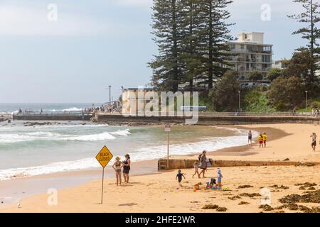 Dee Pourquoi la plage a fermé en raison de l'avertissement du tsunami 2022 janvier mais les gens et les familles encore sur la plage, Sydney, Australie Banque D'Images