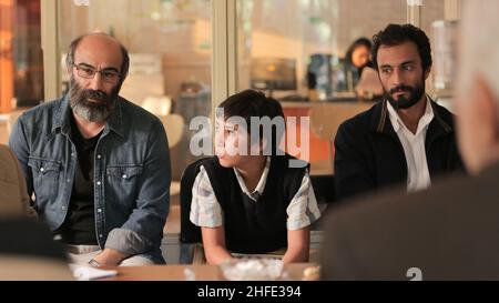 DATE DE SORTIE : le 21 janvier 2022.TITRE : un héros.STUDIO: Amazon Studios.DIRECTEUR: Asghar Farhadi.COMPLOT : Rahim est en prison à cause d'une dette qu'il n'a pas pu rembourser.Pendant un congé de deux jours, il tente de convaincre son créancier de retirer sa plainte contre le paiement d'une partie de la somme.Mais les choses ne vont pas comme prévu.AVEC: MOHSEN TAANABANDEH, AMIR JADIDI comme Rahim.(Image de crédit : © Amazon Studios/Entertainment Pictures) Banque D'Images