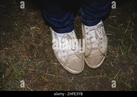 Personne portant des jeans et des baskets Banque D'Images