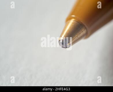 stylo bille noir en macro isolée sur papier blanc pour créer un fond blanc lentille inversée utilisée dans la cuisine avec lumière naturelle Banque D'Images