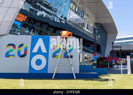 Melbourne, Australie.16th janvier 2022.Tennis: WTA Tour/ATP Tour, Australia Open, Grand Chelem Tournament, préparatifs: Un homme se tient sur une échelle travaillant sur un mur qui se lit 'AO 22'.L'Open d'Australie sera le premier tournoi de tennis Grand Chelem de l'année, qui aura lieu à Melbourne du 17 au 30 janvier 2022.Credit: Frank Molter/dpa/Alay Live News Banque D'Images