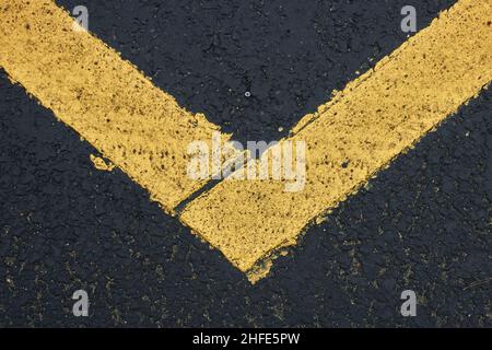Grunge de surface rugueux d'asphalte sans couture tarmac gris foncé avec ligne jaune sur la route et petite roche texture fond Banque D'Images