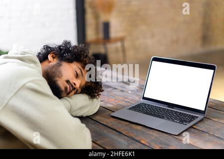 Un employé de bureau fatigué prend une sieste sur le lieu de travail.Un homme d'affaires surtravaillé se sentant un manque de sommeil en raison d'un effort excessif.Un gars fatigué se sent dévoré Banque D'Images
