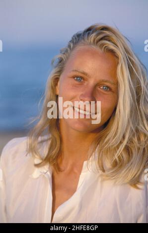 cheveux blonds joli jeune womafavant vue portrait naturel vue avant caméra bleu sourire bleu ciel digue arrière-plan Banque D'Images