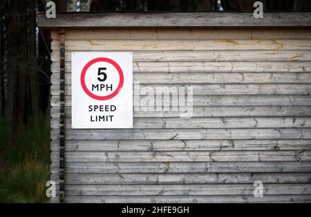 Autocollant de sécurité de vitesse du chantier de construction à 5 km/h, Angleterre Banque D'Images