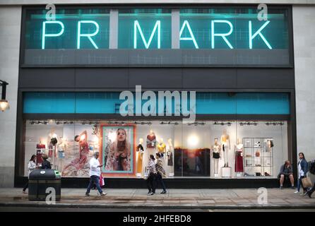 Photo du dossier datée du 29/05/18, d'une succursale de Primark sur Oxford Street, dans le centre de Londres.Le propriétaire de Primark, Associated British Foods (ABF), devrait afficher des ventes plus élevées à mesure que les clients continuent de revenir à la chaîne de la mode rapide après les périodes de fermeture forcée.Date de publication : dimanche 16 janvier 2022. Banque D'Images