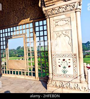 Détail, fleurs incrustées sur une colonne de marbre, Hall of Private audience ou Diwan i Khas au Lal Qila ou Red fort à Delhi, Inde Banque D'Images