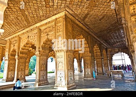 Détail, fleurs incrustées sur une colonne de marbre, Hall of Private audience ou Diwan i Khas au Lal Qila ou Red fort à Delhi, Inde Banque D'Images