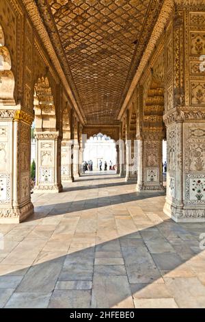 Détail, fleurs incrustées sur une colonne de marbre, Hall of Private audience ou Diwan i Khas au Lal Qila ou Red fort à Delhi, Inde Banque D'Images