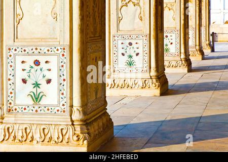 Détail, fleurs incrustées sur une colonne de marbre, Hall of Private audience ou Diwan i Khas au Lal Qila ou Red fort à Delhi, Inde Banque D'Images