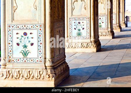 Détail, fleurs incrustées sur une colonne de marbre, Hall of Private audience ou Diwan i Khas au Lal Qila ou Red fort à Delhi, Inde Banque D'Images