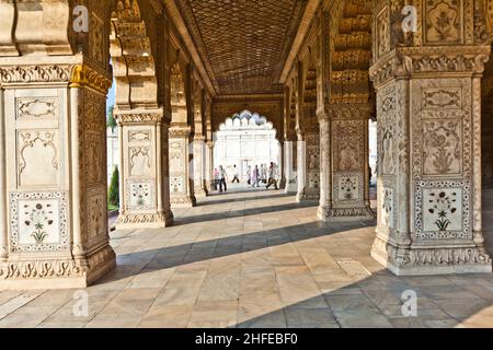 Détail, fleurs incrustées sur une colonne de marbre, Hall of Private audience ou Diwan i Khas au Lal Qila ou Red fort à Delhi, Inde Banque D'Images