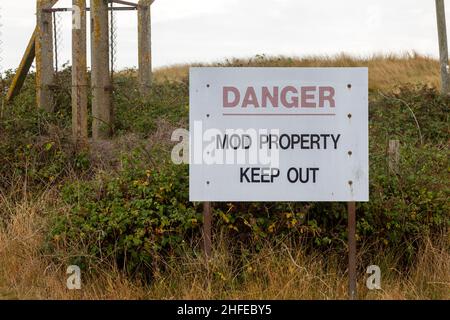 Danger MOD propriété Keep out panneau .Orford Ness, Suffolk, Angleterre, Royaume-Uni Banque D'Images