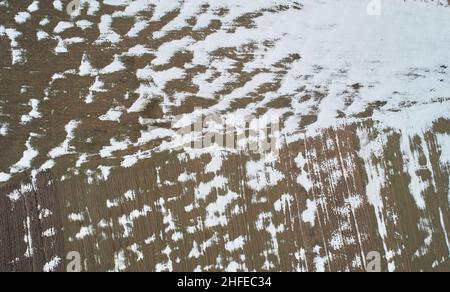 Motif de masse brun Abstarct au-dessus de la vue de dessus du drone.Lignes de neige sur terre Banque D'Images