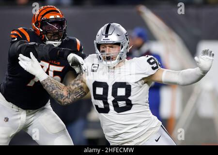 Las Vegas Raiders défensive End Maxx Crosby (98) s'attaque à l'attaque offensive des Bengals de Cincinnati Isaiah Prince (75) lors d'une NFL Wild-Card Playoff Banque D'Images