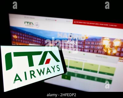 Smartphone avec logo de la compagnie aérienne Italia Trasporto Aereo spa (ITA Airways) sur écran devant le site.Concentrez-vous sur le centre de l'écran du téléphone. Banque D'Images